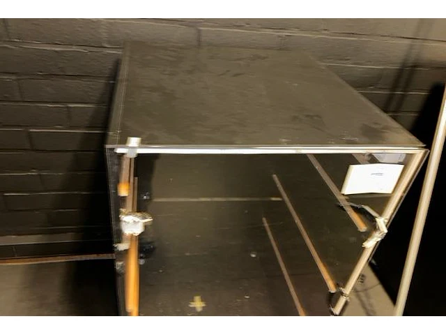 2 mobiele kasten met glasdeur - afbeelding 2 van  3