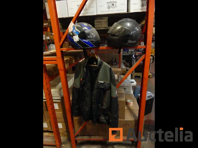 2 motorhelmen en jas - afbeelding 1 van  5