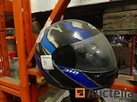 2 motorhelmen en jas - afbeelding 3 van  5