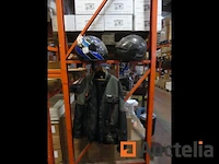 2 motorhelmen en jas - afbeelding 4 van  5