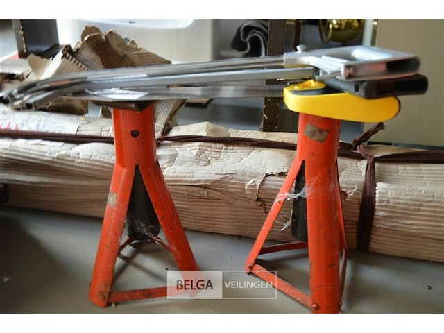 2 motosteunen en 3 zagen - afbeelding 1 van  3
