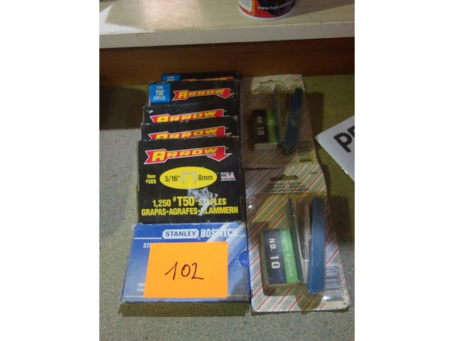 2 nietjesmachines en nietjes - afbeelding 1 van  1