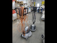 2 nilfisk fm400 d vloerreinigers - afbeelding 1 van  5