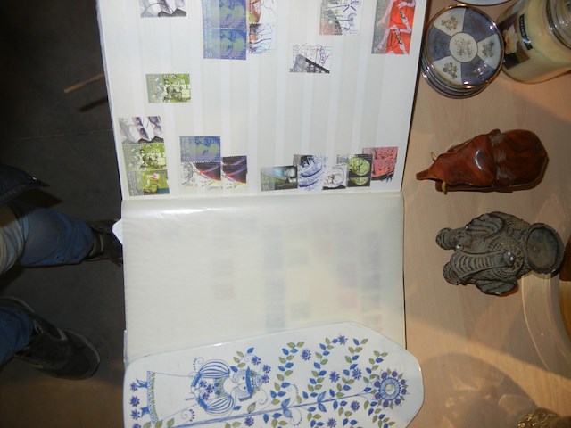 2 olifanten postzegelboek en plakket porselein - afbeelding 2 van  2