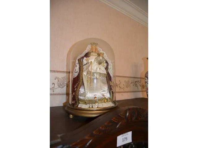 2 onze lieve vrouwebeeldjes onder stolp, divers aardewerk, vazen, kannen, potten, wandborden, koffie en thee sets, bestek, schotels, enz - afbeelding 3 van  36