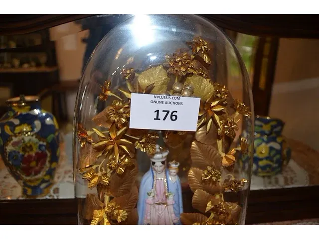 2 onze lieve vrouwebeeldjes onder stolp, divers aardewerk, vazen, kannen, potten, wandborden, koffie en thee sets, bestek, schotels, enz - afbeelding 4 van  36