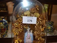 2 onze lieve vrouwebeeldjes onder stolp, divers aardewerk, vazen, kannen, potten, wandborden, koffie en thee sets, bestek, schotels, enz - afbeelding 4 van  36