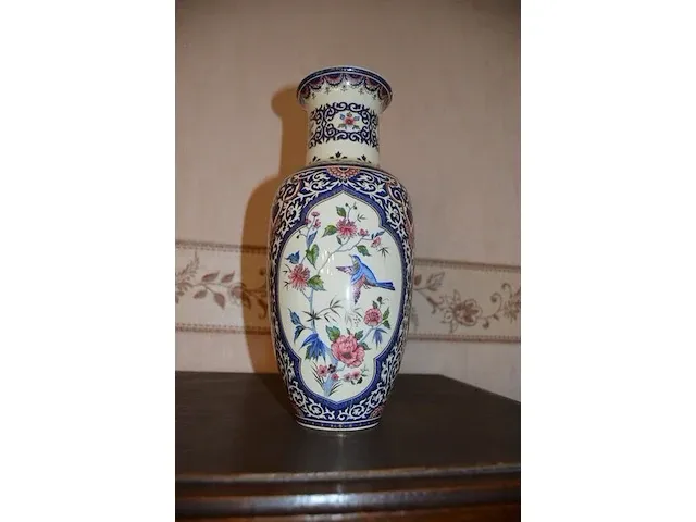 2 onze lieve vrouwebeeldjes onder stolp, divers aardewerk, vazen, kannen, potten, wandborden, koffie en thee sets, bestek, schotels, enz - afbeelding 5 van  36
