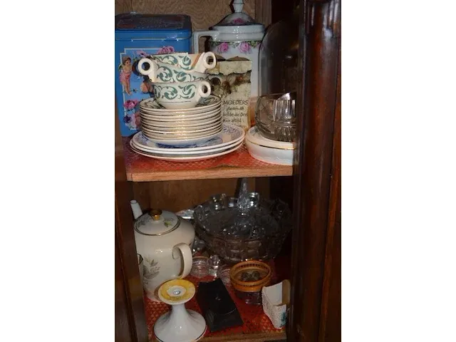2 onze lieve vrouwebeeldjes onder stolp, divers aardewerk, vazen, kannen, potten, wandborden, koffie en thee sets, bestek, schotels, enz - afbeelding 7 van  36