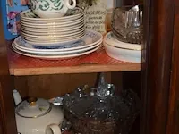 2 onze lieve vrouwebeeldjes onder stolp, divers aardewerk, vazen, kannen, potten, wandborden, koffie en thee sets, bestek, schotels, enz - afbeelding 7 van  36