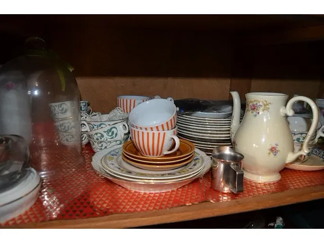2 onze lieve vrouwebeeldjes onder stolp, divers aardewerk, vazen, kannen, potten, wandborden, koffie en thee sets, bestek, schotels, enz - afbeelding 8 van  36