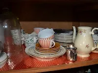 2 onze lieve vrouwebeeldjes onder stolp, divers aardewerk, vazen, kannen, potten, wandborden, koffie en thee sets, bestek, schotels, enz - afbeelding 8 van  36