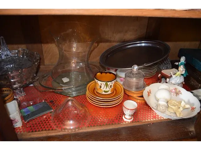 2 onze lieve vrouwebeeldjes onder stolp, divers aardewerk, vazen, kannen, potten, wandborden, koffie en thee sets, bestek, schotels, enz - afbeelding 9 van  36