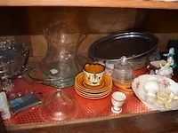 2 onze lieve vrouwebeeldjes onder stolp, divers aardewerk, vazen, kannen, potten, wandborden, koffie en thee sets, bestek, schotels, enz - afbeelding 9 van  36