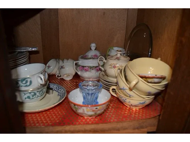 2 onze lieve vrouwebeeldjes onder stolp, divers aardewerk, vazen, kannen, potten, wandborden, koffie en thee sets, bestek, schotels, enz - afbeelding 10 van  36