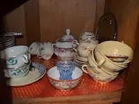 2 onze lieve vrouwebeeldjes onder stolp, divers aardewerk, vazen, kannen, potten, wandborden, koffie en thee sets, bestek, schotels, enz - afbeelding 10 van  36