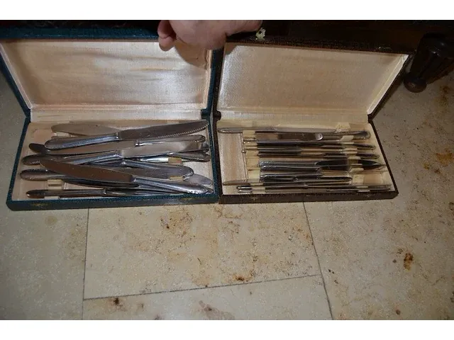 2 onze lieve vrouwebeeldjes onder stolp, divers aardewerk, vazen, kannen, potten, wandborden, koffie en thee sets, bestek, schotels, enz - afbeelding 11 van  36