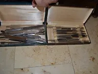 2 onze lieve vrouwebeeldjes onder stolp, divers aardewerk, vazen, kannen, potten, wandborden, koffie en thee sets, bestek, schotels, enz - afbeelding 11 van  36