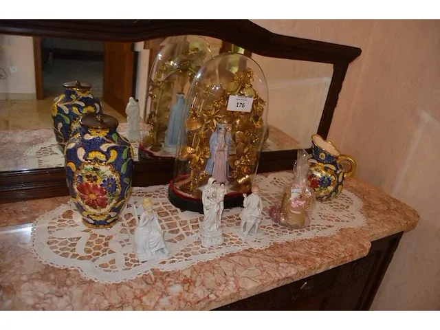 2 onze lieve vrouwebeeldjes onder stolp, divers aardewerk, vazen, kannen, potten, wandborden, koffie en thee sets, bestek, schotels, enz - afbeelding 1 van  36