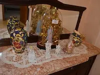 2 onze lieve vrouwebeeldjes onder stolp, divers aardewerk, vazen, kannen, potten, wandborden, koffie en thee sets, bestek, schotels, enz