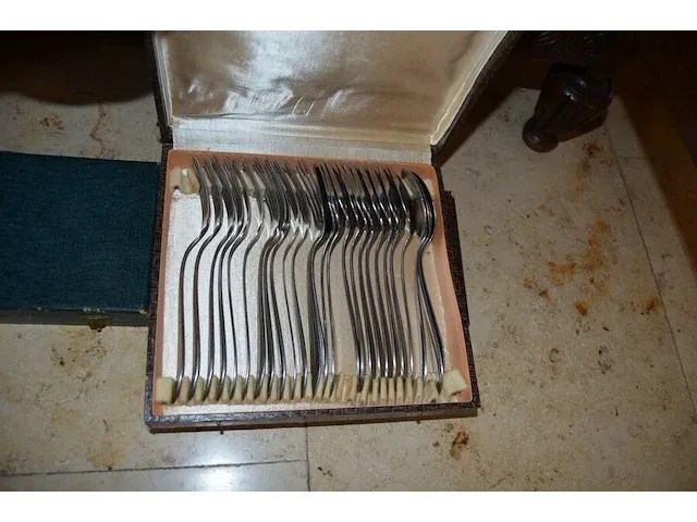 2 onze lieve vrouwebeeldjes onder stolp, divers aardewerk, vazen, kannen, potten, wandborden, koffie en thee sets, bestek, schotels, enz - afbeelding 13 van  36