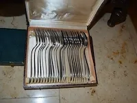 2 onze lieve vrouwebeeldjes onder stolp, divers aardewerk, vazen, kannen, potten, wandborden, koffie en thee sets, bestek, schotels, enz - afbeelding 13 van  36
