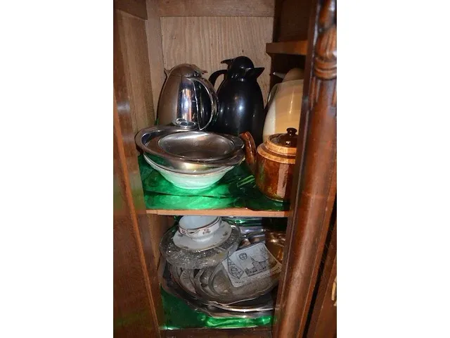 2 onze lieve vrouwebeeldjes onder stolp, divers aardewerk, vazen, kannen, potten, wandborden, koffie en thee sets, bestek, schotels, enz - afbeelding 14 van  36