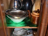 2 onze lieve vrouwebeeldjes onder stolp, divers aardewerk, vazen, kannen, potten, wandborden, koffie en thee sets, bestek, schotels, enz - afbeelding 14 van  36