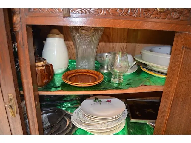 2 onze lieve vrouwebeeldjes onder stolp, divers aardewerk, vazen, kannen, potten, wandborden, koffie en thee sets, bestek, schotels, enz - afbeelding 15 van  36