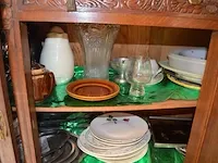 2 onze lieve vrouwebeeldjes onder stolp, divers aardewerk, vazen, kannen, potten, wandborden, koffie en thee sets, bestek, schotels, enz - afbeelding 15 van  36