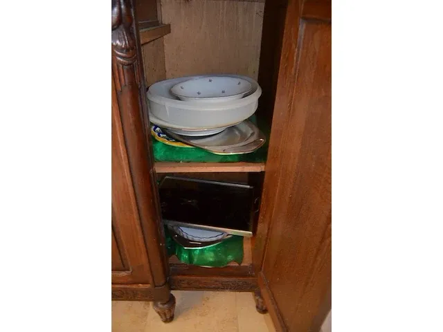2 onze lieve vrouwebeeldjes onder stolp, divers aardewerk, vazen, kannen, potten, wandborden, koffie en thee sets, bestek, schotels, enz - afbeelding 17 van  36