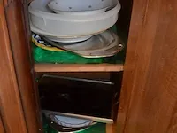 2 onze lieve vrouwebeeldjes onder stolp, divers aardewerk, vazen, kannen, potten, wandborden, koffie en thee sets, bestek, schotels, enz - afbeelding 17 van  36