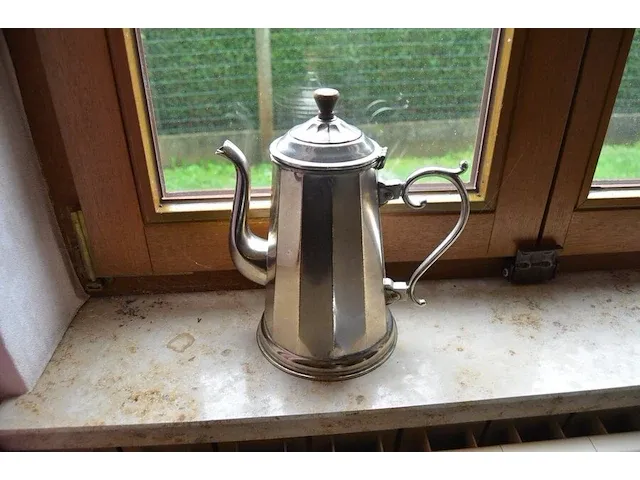 2 onze lieve vrouwebeeldjes onder stolp, divers aardewerk, vazen, kannen, potten, wandborden, koffie en thee sets, bestek, schotels, enz - afbeelding 18 van  36