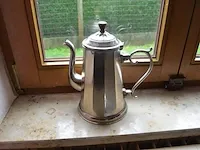 2 onze lieve vrouwebeeldjes onder stolp, divers aardewerk, vazen, kannen, potten, wandborden, koffie en thee sets, bestek, schotels, enz - afbeelding 18 van  36