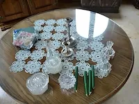 2 onze lieve vrouwebeeldjes onder stolp, divers aardewerk, vazen, kannen, potten, wandborden, koffie en thee sets, bestek, schotels, enz - afbeelding 19 van  36