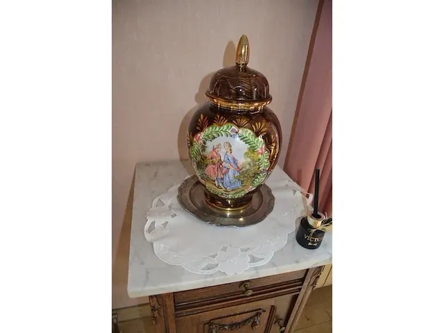 2 onze lieve vrouwebeeldjes onder stolp, divers aardewerk, vazen, kannen, potten, wandborden, koffie en thee sets, bestek, schotels, enz - afbeelding 20 van  36