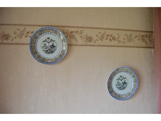 2 onze lieve vrouwebeeldjes onder stolp, divers aardewerk, vazen, kannen, potten, wandborden, koffie en thee sets, bestek, schotels, enz - afbeelding 22 van  36