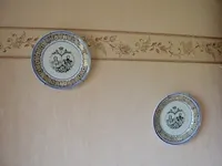 2 onze lieve vrouwebeeldjes onder stolp, divers aardewerk, vazen, kannen, potten, wandborden, koffie en thee sets, bestek, schotels, enz - afbeelding 22 van  36