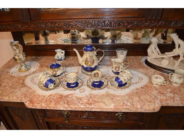 2 onze lieve vrouwebeeldjes onder stolp, divers aardewerk, vazen, kannen, potten, wandborden, koffie en thee sets, bestek, schotels, enz - afbeelding 12 van  36