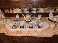 2 onze lieve vrouwebeeldjes onder stolp, divers aardewerk, vazen, kannen, potten, wandborden, koffie en thee sets, bestek, schotels, enz - afbeelding 12 van  36