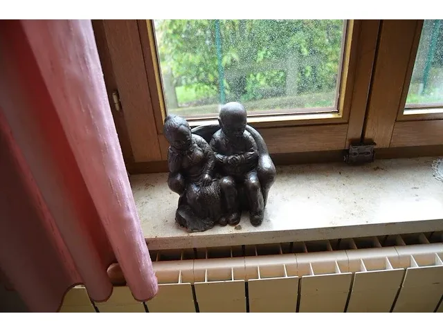 2 onze lieve vrouwebeeldjes onder stolp, divers aardewerk, vazen, kannen, potten, wandborden, koffie en thee sets, bestek, schotels, enz - afbeelding 24 van  36