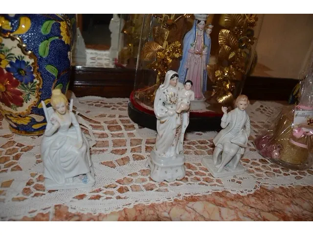2 onze lieve vrouwebeeldjes onder stolp, divers aardewerk, vazen, kannen, potten, wandborden, koffie en thee sets, bestek, schotels, enz - afbeelding 25 van  36