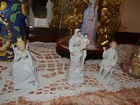 2 onze lieve vrouwebeeldjes onder stolp, divers aardewerk, vazen, kannen, potten, wandborden, koffie en thee sets, bestek, schotels, enz - afbeelding 25 van  36