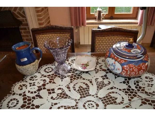 2 onze lieve vrouwebeeldjes onder stolp, divers aardewerk, vazen, kannen, potten, wandborden, koffie en thee sets, bestek, schotels, enz - afbeelding 28 van  36