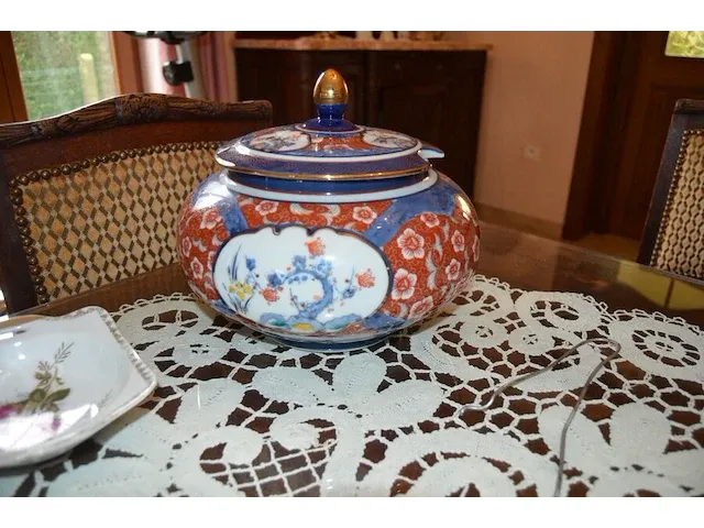2 onze lieve vrouwebeeldjes onder stolp, divers aardewerk, vazen, kannen, potten, wandborden, koffie en thee sets, bestek, schotels, enz - afbeelding 29 van  36