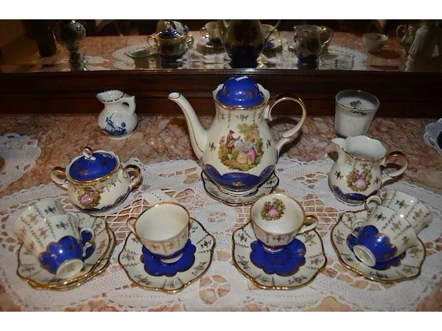 2 onze lieve vrouwebeeldjes onder stolp, divers aardewerk, vazen, kannen, potten, wandborden, koffie en thee sets, bestek, schotels, enz - afbeelding 23 van  36