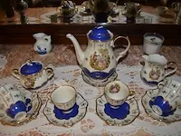 2 onze lieve vrouwebeeldjes onder stolp, divers aardewerk, vazen, kannen, potten, wandborden, koffie en thee sets, bestek, schotels, enz - afbeelding 23 van  36