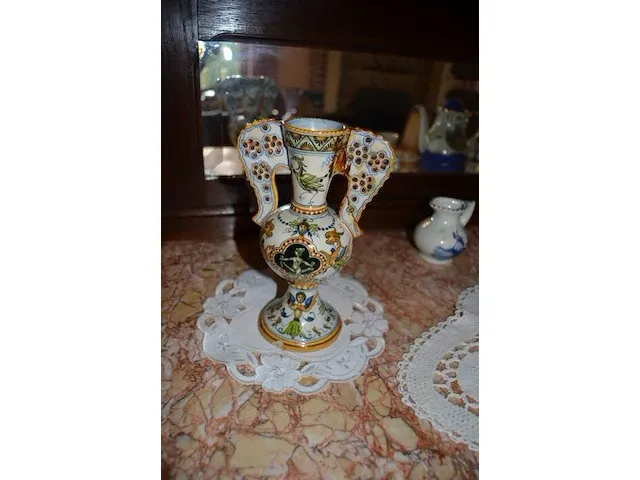 2 onze lieve vrouwebeeldjes onder stolp, divers aardewerk, vazen, kannen, potten, wandborden, koffie en thee sets, bestek, schotels, enz - afbeelding 33 van  36