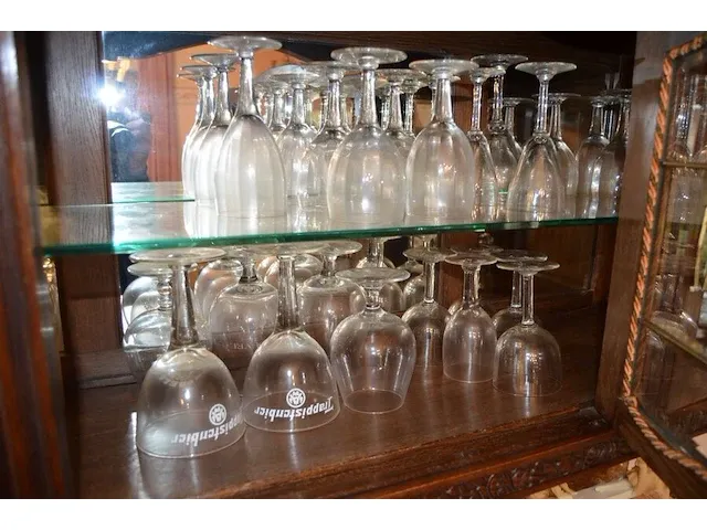 2 onze lieve vrouwebeeldjes onder stolp, divers aardewerk, vazen, kannen, potten, wandborden, koffie en thee sets, bestek, schotels, enz - afbeelding 34 van  36