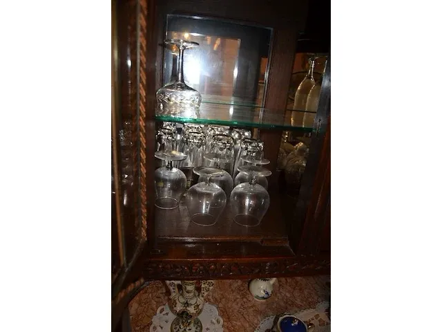 2 onze lieve vrouwebeeldjes onder stolp, divers aardewerk, vazen, kannen, potten, wandborden, koffie en thee sets, bestek, schotels, enz - afbeelding 35 van  36